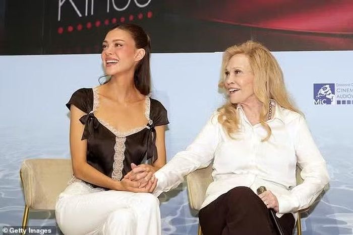 Nicola Peltz và Faye Dunaway tham dự sự kiện tại khách sạn Excelsior. Ảnh: Getty Images.