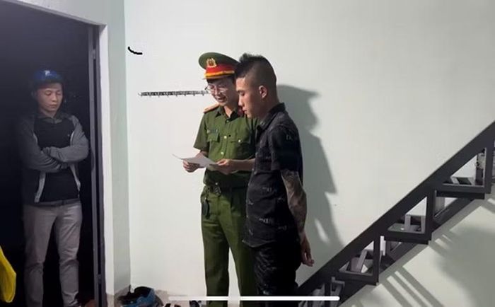 Cơ quan Cảnh sát điều tra thi hành lệnh khám xét nơi ở của đối tượng. Ảnh: C.A.