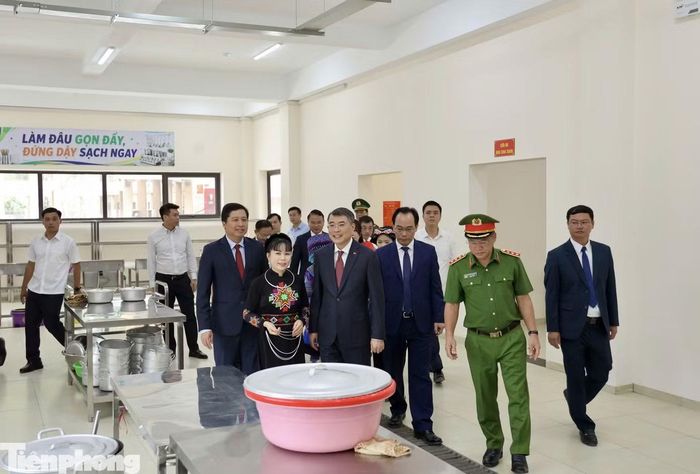 Thủ tướng Lê Minh Hưng cùng các đại biểu tham quan khu phòng ngủ, nhà ăn và các phòng học của Trường PTDTNT TH-THCS Mường Khương. Các phòng học được trang bị hiện đại, trong đó có phòng học âm nhạc, phòng STEM cùng nhiều không gian phục vụ việc học tập, sinh hoạt của học sinh.