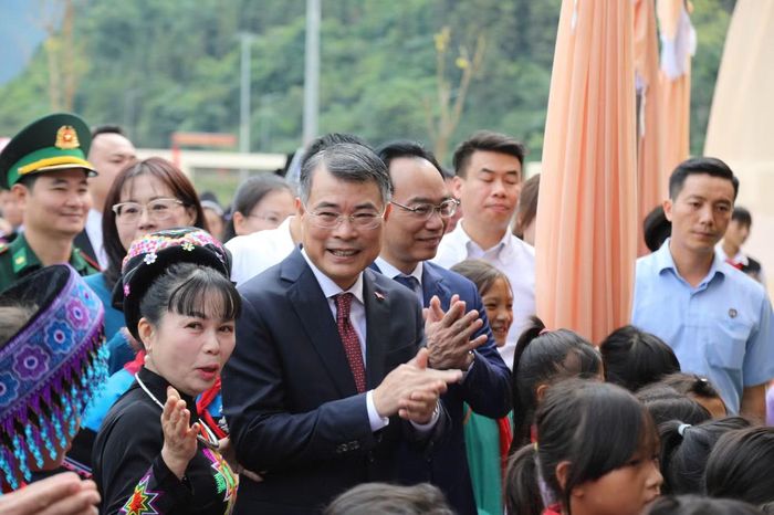 Thủ tướng Lê Minh Hưng tham quan các gian hàng trưng bày sản phẩm, trang phục và nét văn hóa đặc trưng của đồng bào các dân tộc tại trường.