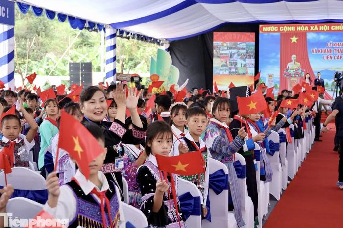 Thủ tướng Lê Minh Hưng cùng các đại biểu thực hiện nghi thức khánh thành Trường PTDTNT TH-THCS Mường Khương. Phía dưới, cán bộ, giáo viên và học sinh vẫy cờ, tươi vui trong lễ khai giảng năm học mới.