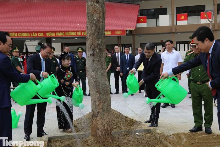 Thủ tướng Lê Minh Hưng cùng các đại biểu thực hiện nghi thức trồng, tưới cây trong khuôn viên trường.