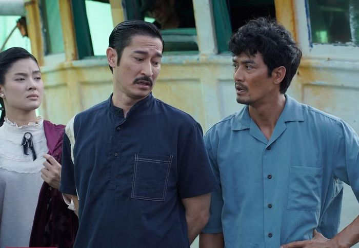 Huy Khánh (giữa) và Ngô Thành Tá (bên phải) đối đầu trong phim khi hóa thân thành một đối tượng phản động cầm đầu và một chiến sĩ an ninh.