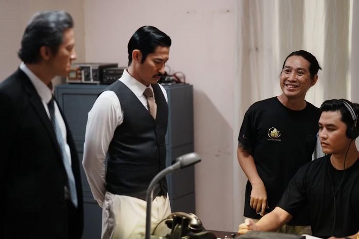 Đạo diễn Trần Duy Linh (thứ hai từ phải qua) chỉ đạo các diễn viên Hoàng Anh, Huy Khánh (từ trái qua) trong một cảnh quay.