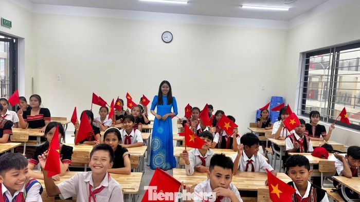 Những giáo viên trẻ như Xuân Nhi cũng bắt đầu hành trình gieo chữ ở nơi còn nhiều khó khăn.