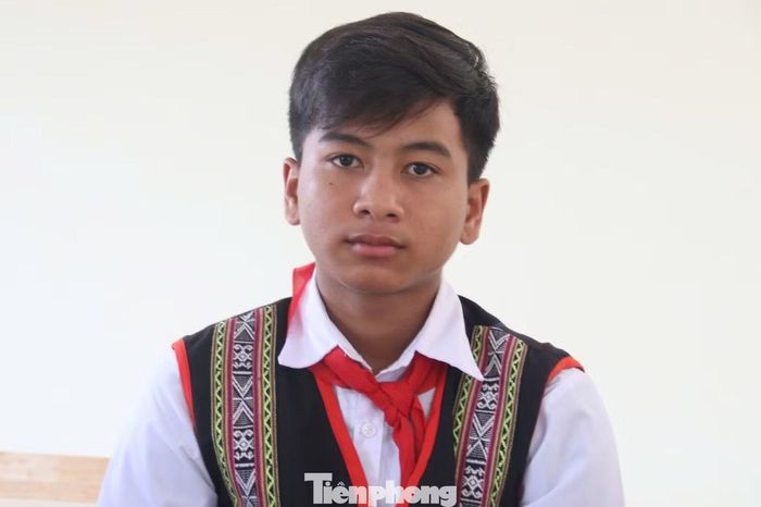 Em A Minh Toàn (học sinh lớp 8, trú thôn Đăk Giá, xã Dục Nông).