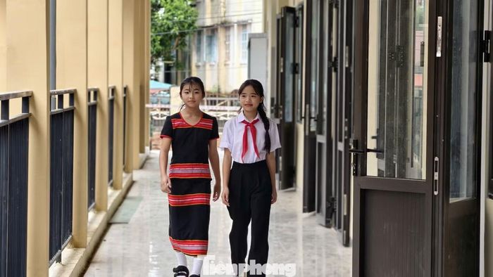 Trường học được đầu tư khang trang.