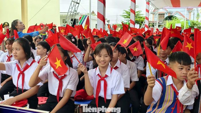 Các em học sinh vùng biên giới Quảng Ngãi dự lễ khai giảng.
