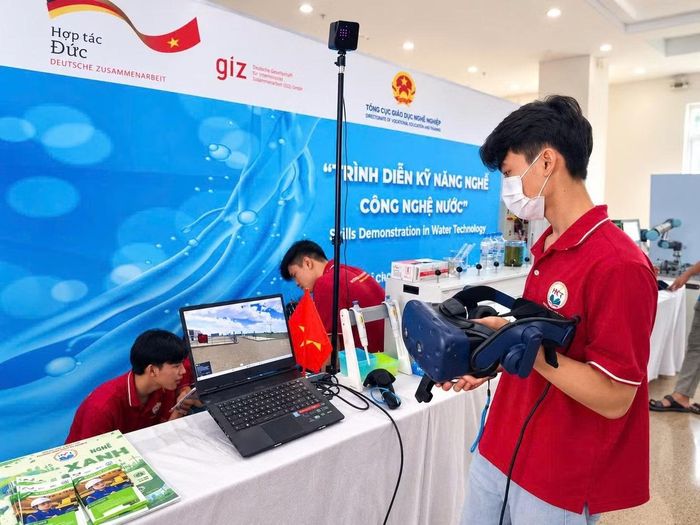 Sinh viên trường trong ngày khai giảng.