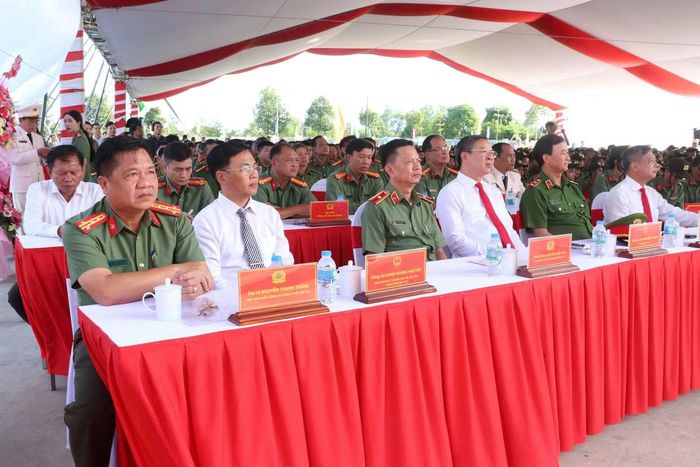 Các đại biểu tham dự buổi khai giảng.