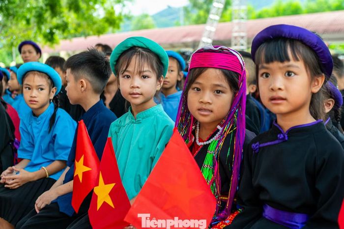 Năm học 2026-2027, trong không khí của một thành phố Quảng Ninh mới, những mái trường lại mở ra hành trình mới với nhiều niềm tin và kỳ vọng. Từ thầy cô, học sinh đến các bậc phụ huynh, mỗi người đều mong một năm học nhiều khởi sắc, với thêm những cơ hội để thế hệ trẻ học tập, trưởng thành và tự tin bước vào tương lai; góp phần xây dựng thành phố Quảng Ninh phát triển hiện đại, văn minh và hội nhập.