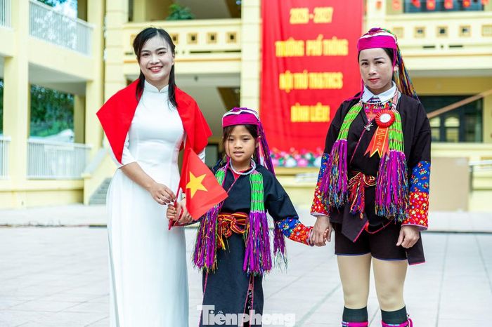 Điều đặc biệt nhất mùa tựu trường năm nay là các em học sinh các dân tộc xã Bình Liêu được cha mẹ đưa đến và học trong ngôi trường mới được xây dựng theo Đề án xây dựng trường ở 248 xã biên giới đất liền trên cả nước. Thành phố Quảng Ninh dành nguồn lực 1.180 tỷ đồng để xây 6 trường tại 5 địa phương đáp ứng cho 4.462 học sinh (1.136 học sinh nội trú và 3.326 học sinh bán trú) vào học tập.