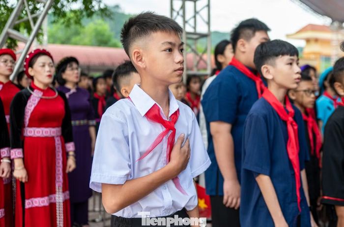 Em Đoàn Đăng Khoa (trú thôn Cò Nhàn, xã Bình Liêu), đang học lớp 7B cho biết em cảm thấy rất tự hào và hãnh diện khi bước vào năm học mới với ngôi trường mới đẹp đẽ và đầy đủ tiện nghi. Trước đó, em cùng các bạn rất háo hức chờ ngày được chuyển sang cơ sở mới.