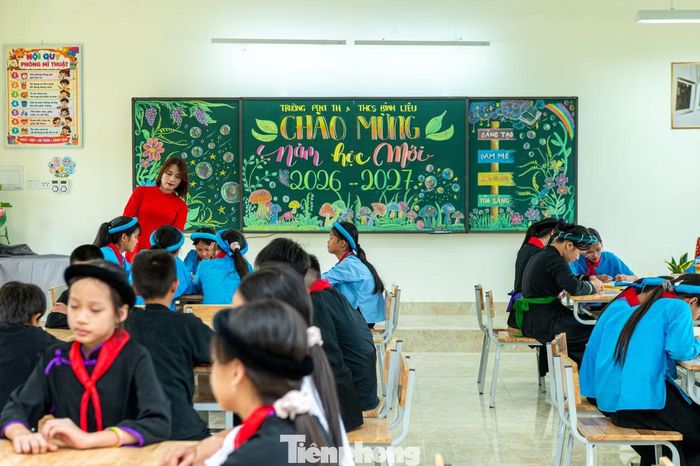 Năm học 2026 - 2027, trường có 26 lớp với 653 học sinh. Trong đó, cấp tiểu học có 17 lớp/318 học sinh, cấp THCS có 9 lớp/335 học sinh. Các em được bố trí học bán trú hoặc ở nội trú tại tòa nhà ký túc ngay bên trong khuôn viên nhà trường.