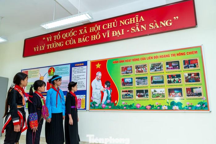 "Điều chúng em cảm thấy tự hào hơn cả là Liên đội Thiếu niên Tiền phong Hồ Chí Minh của trường chúng em mang tên anh hùng, liệt sĩ Hoàng Thị Hồng Chiêm - nữ mậu dịch viên anh dũng cầm súng chiến đấu và hy sinh trên đỉnh Pò Hèn năm 1979 để bảo vệ Tổ quốc", Châu chia sẻ.