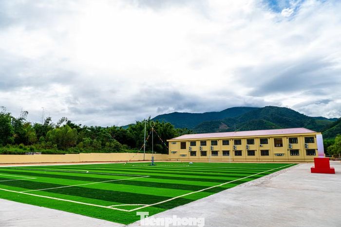 Ngoài ra, trường có sân thể thao băng cỏ nhân tạo hiện đại và rộng rãi giúp học sinh có thêm điều kiện rèn luyện thể chất, thi đấu thể thao sau những giờ học.