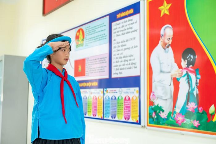 Trong khi đó, Loan Thị Bảo Châu, ( trú thôn Nà Phạ, xã Bình Liêu) học sinh lớp 7B, cho biết Châu cảm thấy rất háo hức đón chờ năm học mới bởi vì em cùng các bạn sẽ được học tập tại ngôi trường mới khang trang, rộng rãi, sạch đẹp hơn.