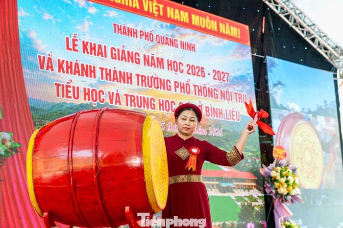 Sau khi đánh trống khai giảng bắt đầu vào năm học, cô Ngô Thị Thanh Ninh - Hiệu trưởng Trường PTNT TH&THCS Bình Liêu cho biết, nhờ sự quan tâm đặc biệt của Trung ương và thành phố Quảng Ninh, trường được đầu tư nâng cấp, xây mới với các công trình được đầu tư đồng bộ, gồm khối phòng học văn hóa hiện đại, khối phòng học bộ môn, nhà hiệu bộ, hệ thống nhà nội trú đáp ứng nhu cầu sinh hoạt cho hơn 300 học sinh bán trú và nội trú, cùng nhà ăn tập thể và các hạng mục phụ trợ thiết yếu.