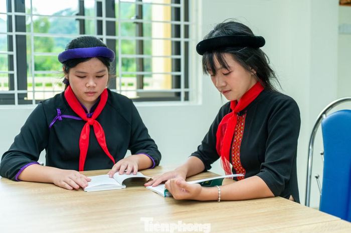 "Em thích nhất là không gian thư viện của nhà trường, ở đây có nhiều sách báo và tài liệu tham khảo giúp em mở mang thêm kiến thức, cùng với đó phòng tin học cũng được trang bị dàn máy tính rất hiện đại để giúp em tra khảo thêm thông tin từ Internet. Năm học này em sẽ cố gắng phấn đấu trở thành học sinh xuất sắc để không phụ lòng thầy cô và nhà trường", Khoa chia sẻ.