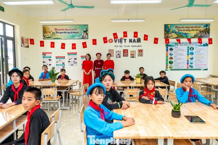 Toàn trường có 38 phòng học thông thường và 11 phòng bộ môn phục vụ giảng dạy và học tập chuyên ngành như phòng tin học, phòng vẽ, phòng đọc, nhà thi đấu đa năng... Tất cả các phòng học đều được trang bị tivi, hệ thống điện chiếu sáng, quạt mát. Trong năm học này nhà trường đang chuẩn bị triển khai mua sắm, lắp đặt thiết bị điều hòa nhiệt độ cho học sinh nội trú với kinh phí hơn 705 triệu đồng theo chủ trương của UBND thành phố Quảng Ninh.