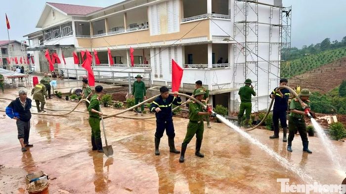 Công an Lâm Đồng hỗ trợ dọn dẹp sân trường nội trú liên cấp.