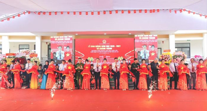 Lãnh đạo tỉnh Lâm Đồng cắt băng khánh thành Trường Phổ thông nội trú liên cấp Tiểu học - THCS Thuận An.