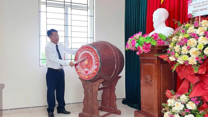 Ông Nguyễn Danh Hà, Phó Bí thư Đảng ủy, Chủ tịch UBND đặc khu Cô Tô đánh trống khai trường.