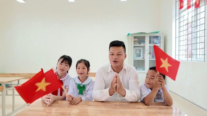 Một mình thầy Luyện dạy ghép 3 em.