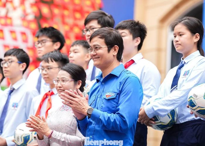 Anh Bùi Quang Huy trao hoa chúc mừng và 40 quả bóng đá là quà từ Tổng Bí thư, Chủ tịch nước Tô Lâm tặng nhà trường và đại diện các em học sinh.