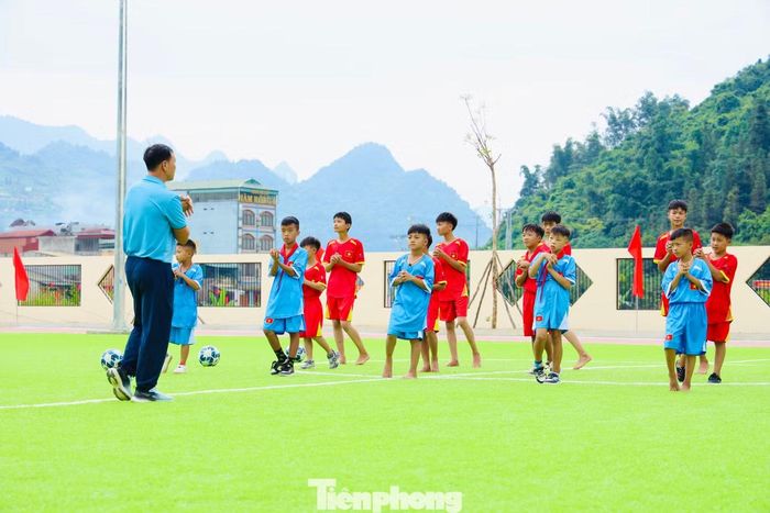 Ngay khi nhận được quà tặng, các em học sinh tại Trường Phổ thông Nội trú Tiểu học và THCS Mường Khương đã ra sân đá bóng.
