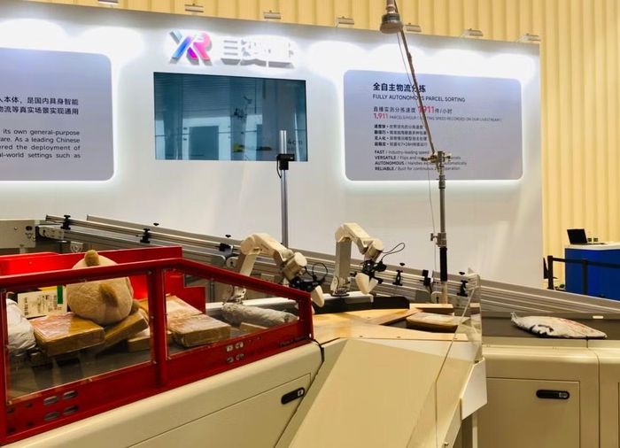 Robot phân loại các gói hàng tại triển lãm bên lề APMF 2026. Ảnh: Tư Hiền.