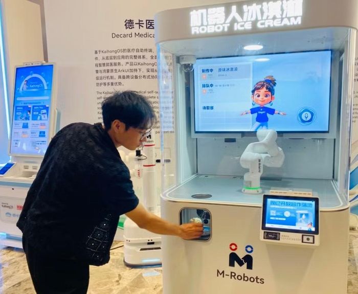 Robot làm kem cho khách tại triển lãm thành tựu khoa học công nghệ bên lề APMF 2026. Ảnh: Tư Hiền.
