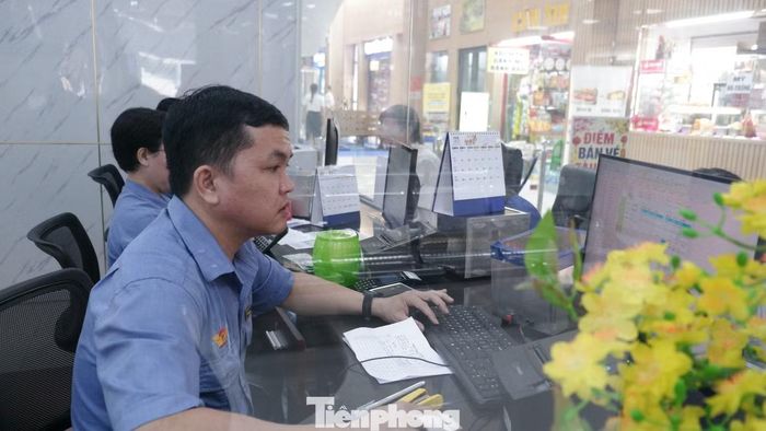 Đại diện chi nhánh Vận tải đường sắt Sài Gòn cho biết, trong buổi sáng mở bán vé tàu Tết, đường truyền cũng như công tác phục vụ đều diễn ra thông suốt. Ảnh: Hữu Huy.