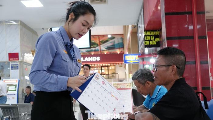 Nhân viên hướng dẫn, tư vấn về lịch trình, giá vé và các thủ tục liên quan đến hành khách. Ảnh: Hữu Huy.