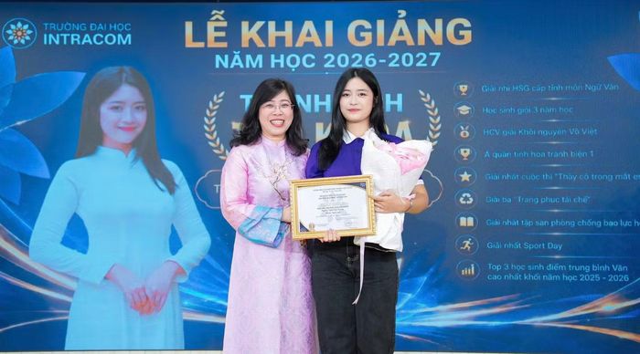 TS Trần Ái Cầm- Hiệu trưởng Trường Đại học Intracom trao học bổng cho sinh viên.