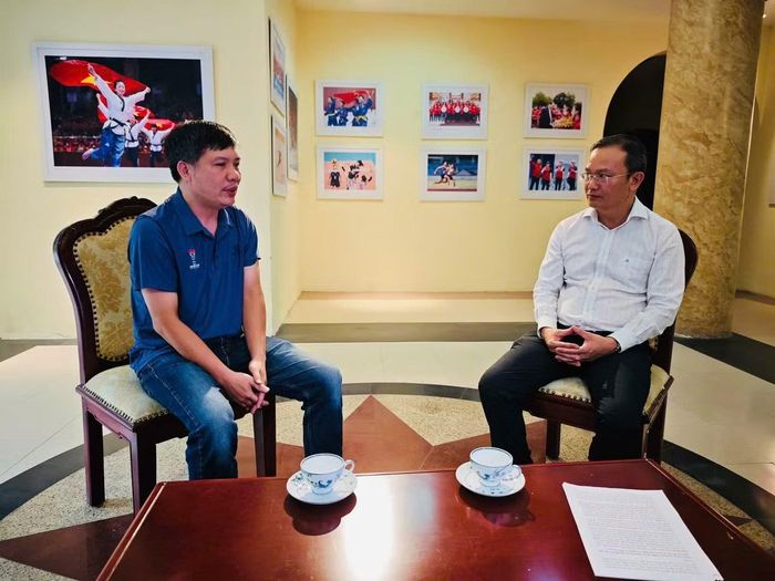 Trưởng đoàn TTVN tại Asiad 20 Nguyễn Hồng Minh trao đổi với phóng viên Tiền Phong