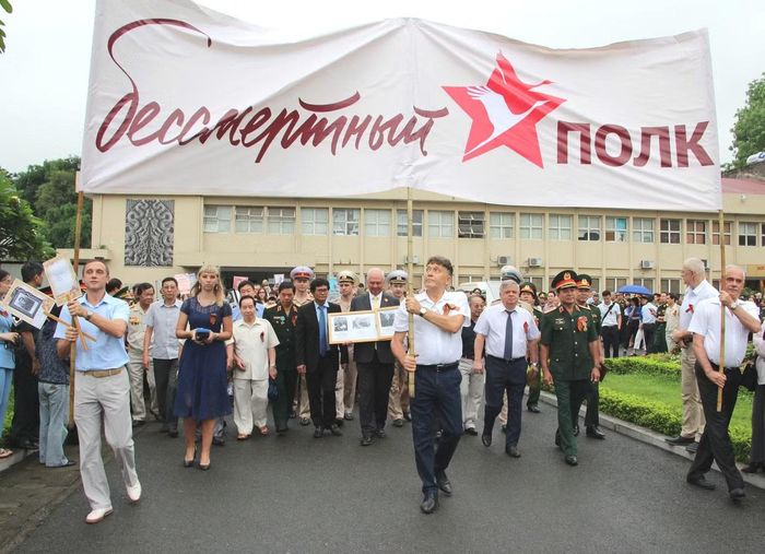 Đại biểu Hội Hữu nghị Việt Nam - Liên bang Nga tham gia hoạt động "Đoàn quân bất tử" nhân kỷ niệm Ngày lễ Chiến thắng 9/5 trong Cuộc chiến tranh vệ quốc vĩ đại của Liên Xô.
