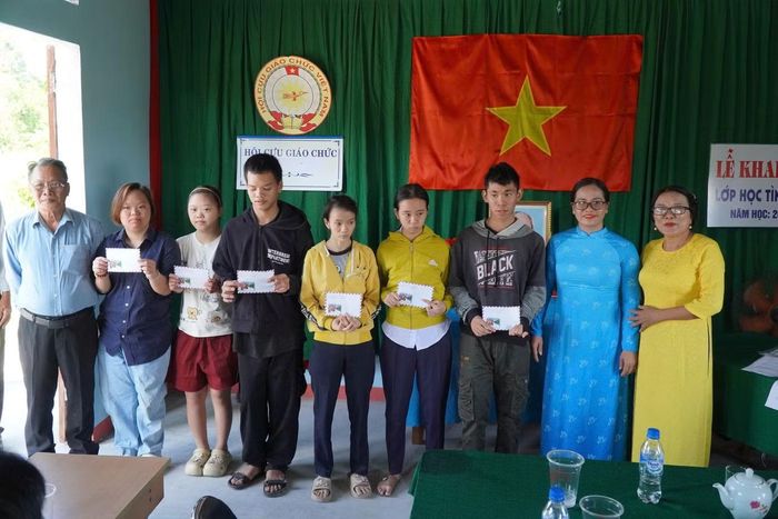 Lớp học đặc biệt chỉ có 7 học sinh, được tổ chức dạy học phù hợp với khả năng của từng em.