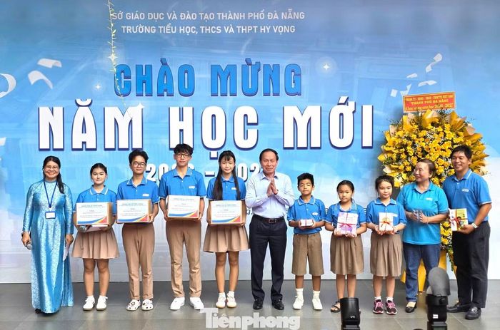 Tại buổi lễ, Phó Thủ tướng Lê Tiến Châu đã tặng quà động viên các em học sinh trường Hy Vọng.