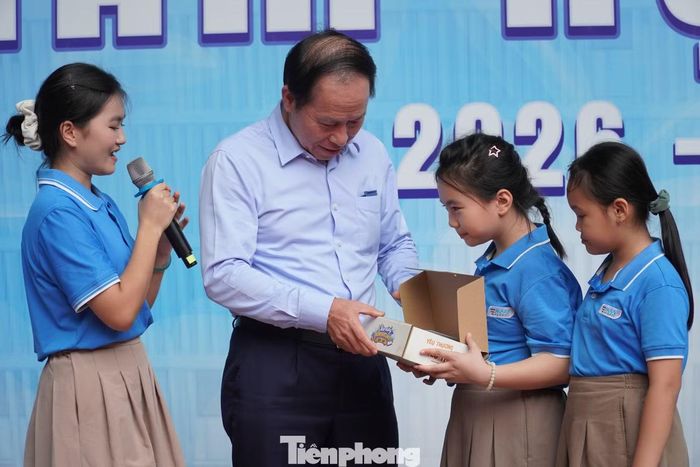 Bày tỏ lòng biết ơn, các em nhỏ cũng gửi tặng Phó Thủ tướng những món quà tự làm như bánh xà phòng cùng bức thư tự tay viết.