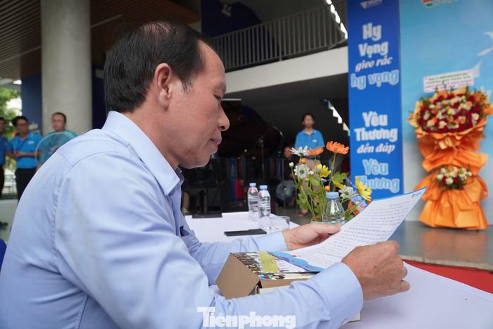 Phó Thủ tướng đọc bức thư viết tay của các em học sinh Trường Hy Vọng trong lễ chào mừng năm học mới. 5 năm trước, Trường Hy Vọng tại Đà Nẵng thành lập và bắt đầu đón những học sinh mồ côi vì đại dịch COVID-19 khắp mọi miền đất nước. Tại đây, các em được chăm sóc, động viên để vượt qua biến cố quá lớn trong cuộc đời.