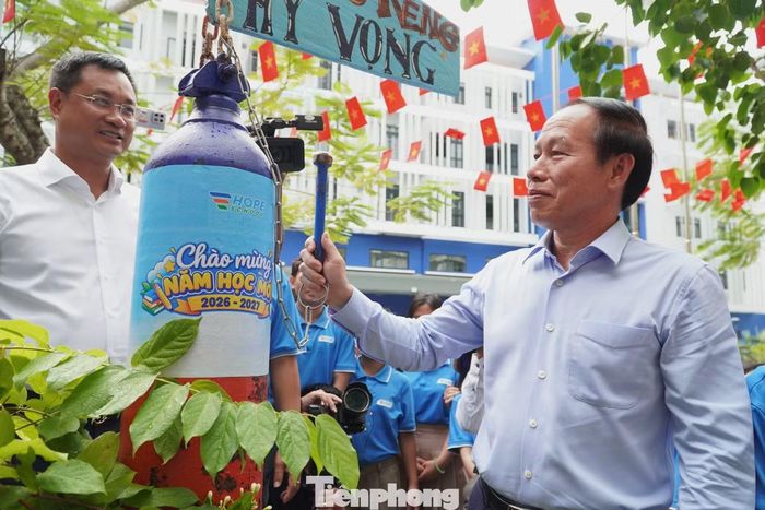 Phó Thủ tướng đánh kẻng chào mừng năm học mới. Ông gửi gắm các em học sinh ở ngôi trường đặc biệt: "Qua giông bão, chúng ta sẽ mạnh mẽ hơn. Các cháu đã rất nỗ lực và rất tự tin, ngoài việc học kiến thức còn tham gia tích cực các hoạt động, kỹ năng. Đây là những hành trang quý báu mà các cháu có thể mang theo suốt cuộc đời mình".