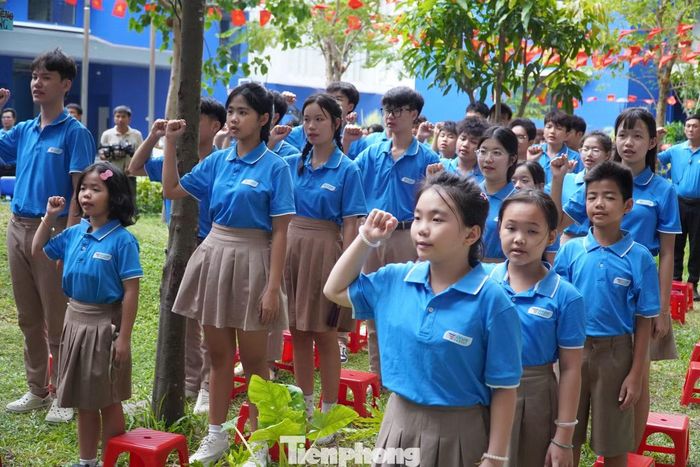 Em Huỳnh Quang Minh (lớp 10) chia sẻ rất vinh dự khi được đón Phó Thủ tướng về dự lễ chào mừng năm học mới. Với Minh, Trường Hy Vọng đã bao bọc, nuôi dưỡng và cho em cũng như các bạn được bước tiếp trên con đường học hành. "Sự hiện diện và những lời động viên của bác Phó Thủ tướng nhắc nhở rằng chúng con chưa bao giờ phải bước đi một mình. Vào năm học mới, chúng con xin hứa sẽ nỗ lực học tập thật tốt, rèn luyện đạo đức và trưởng thành lên mỗi ngày", Minh nói.