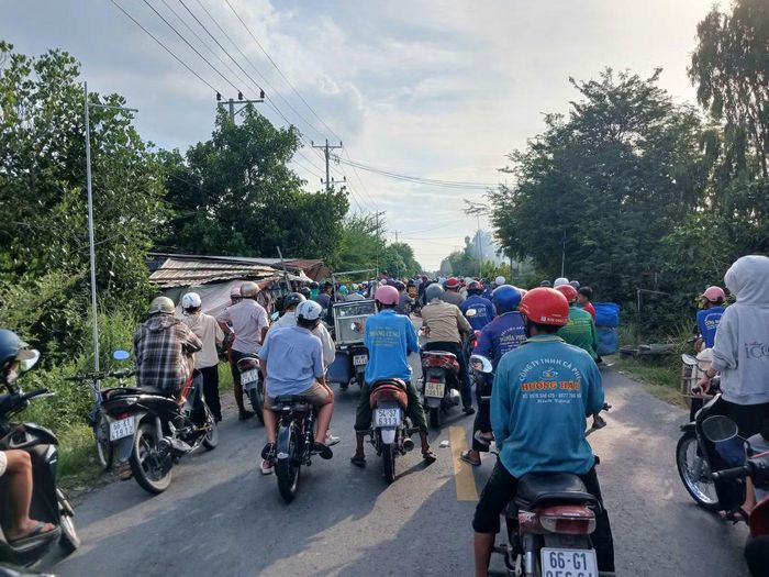 Vụ cháy gây ùn tắc giao thông cục bộ trên Quốc lộ 30.