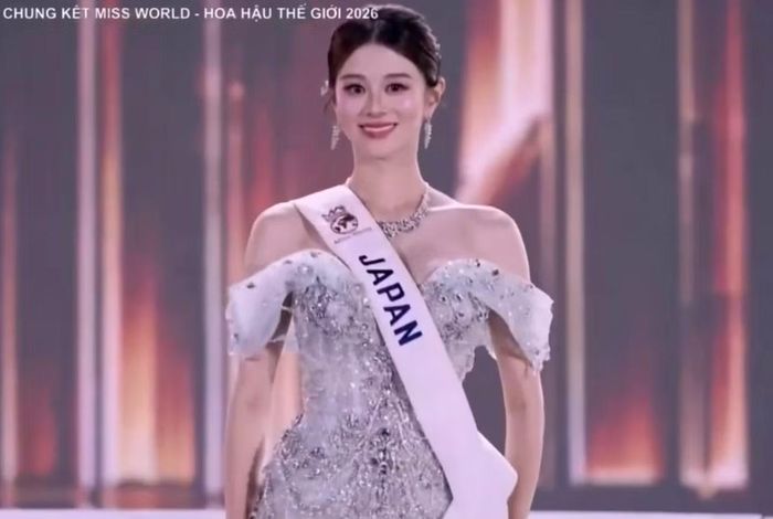 Bảo Ngọc và các thí sinh trình diễn váy dạ hội.