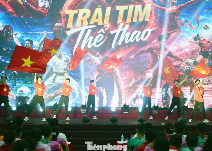 Sự tham gia của các nghệ sĩ Nhà hát Tuổi trẻ Việt Nam cùng nhiều ca sĩ, diễn viên và các vận động viên đội tuyển Thể dục dụng cụ quốc gia biểu diễn đã tạo dấu ấn đặc biệt, kết nối không khí ngày hội với tinh thần thể thao và khát vọng cống hiến.