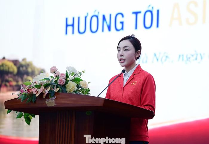 Xạ thủ trẻ Phí Thanh Thảo – đóa hồng của đội tuyển Bắn súng – thay mặt các VĐV hứa quyết tâm: Phía sau tấm huy chương là những giọt mồ hôi và cả nước mắt trên sàn tập. Tại ASIAD 20, chúng em sẽ thi đấu bằng bản lĩnh của người Việt Nam: trung thực, cao thượng và khát khao chiến thắng.
