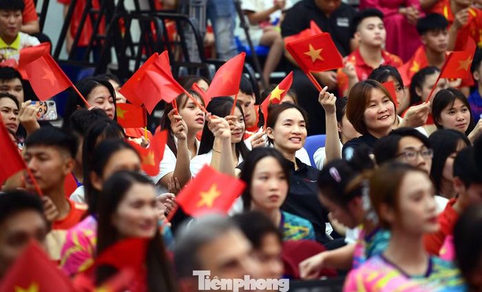 Màu cờ đỏ sao vàng cùng tinh thần quyết tâm và niềm tin chiến thắng trên hành trình chinh phục thành tích cao trở thành dấu ấn đặc biệt trong chương trình.
