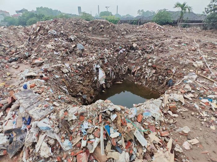 Chất thải bị đổ trộm.