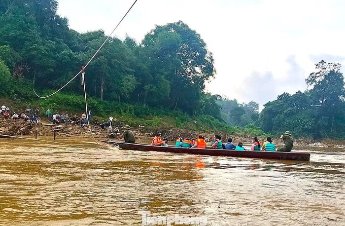 Ngày 5/9, Ban Chỉ huy Quân sự và Công an xã Yên Hoà (Nghệ An) đã huy động đông đảo lực lượng, dùng thuyền, dây thừng đưa từng tốp học sinh qua sông để kịp đến trường khai giảng năm học mới.